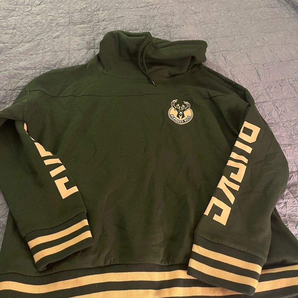 Milwaukee Bucks Ultra Super Soft Women’s sweatshirt NWT Size Large